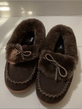NEW ( NWOT) Lands' End Brown Faux-Fur Moccasin Slippers with Rubber Soles.